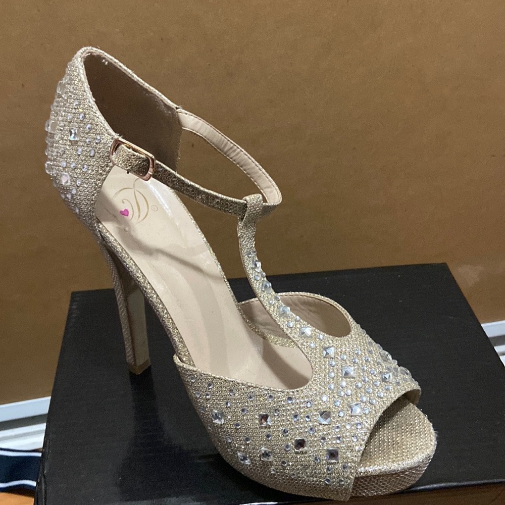 4 in heel worn but still in good condition